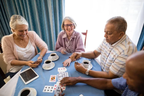 Starší přátelé hrací karty — Stock fotografie