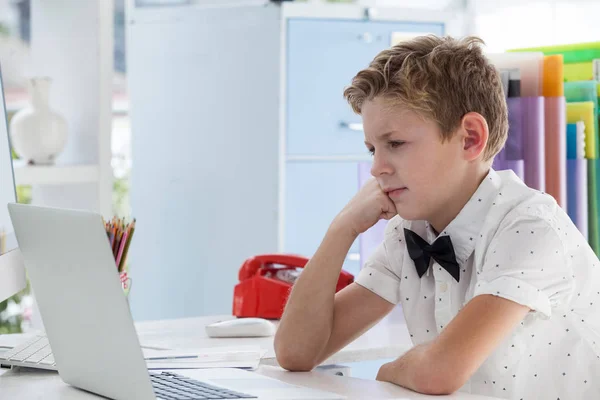 Uomo d'affari concentrato che lavora su laptop — Foto Stock