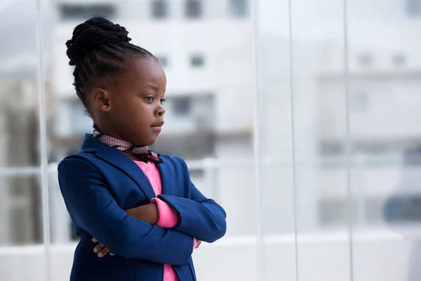 Femme d'affaires contemplée avec les bras croisés — Photo