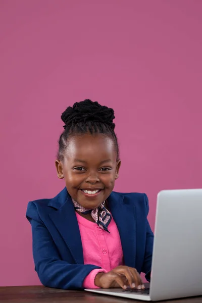 Mujer de negocios sonriente usando laptop — Foto de Stock