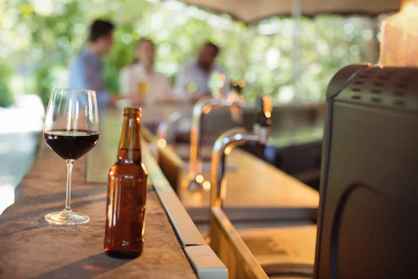 Sayaç şarap cam ve bira şişesi — Stok fotoğraf
