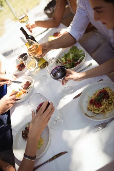 Grupo de amigos almoçando em um restaurante — Fotografia de Stock