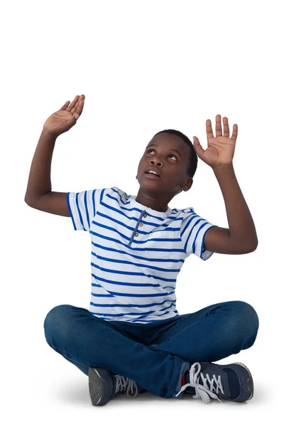 Leuke jongen zit met hand aan de orde gesteld — Stockfoto