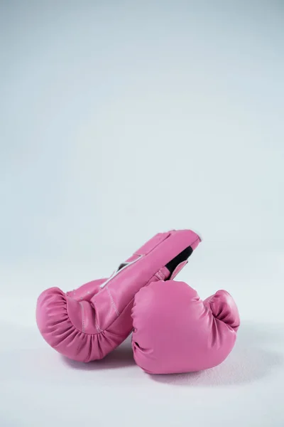 Par de luvas de boxe rosa — Fotografia de Stock