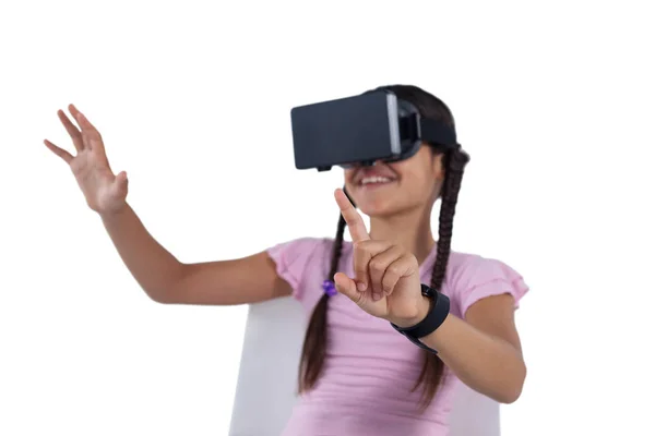 Flicka med hjälp av virtual reality headset — Stockfoto