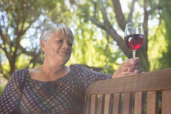 Mujer mayor sosteniendo copa de vino — Foto de Stock