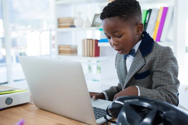 Empresário usando laptop na mesa — Fotografia de Stock