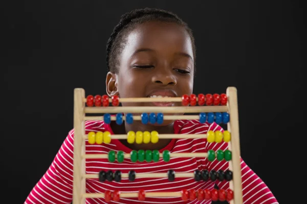 Söt liten flicka räknar med abacus — Stockfoto