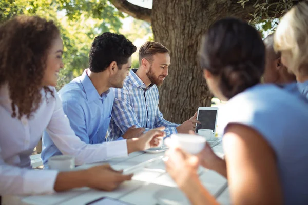 Grupo de amigos interactuando entre sí — Foto de Stock