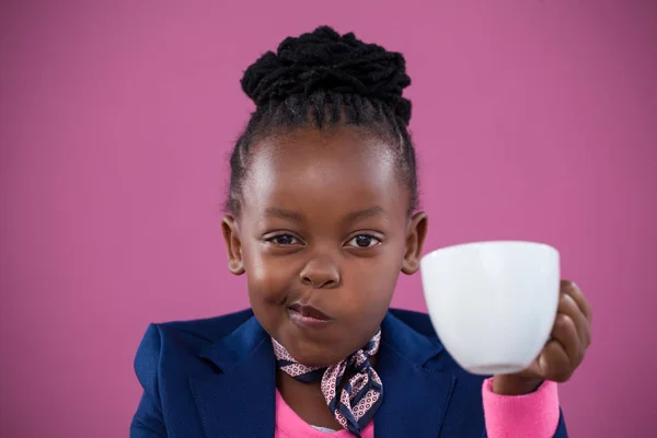 Mujer de negocios con bufanda haciendo la cara — Foto de Stock