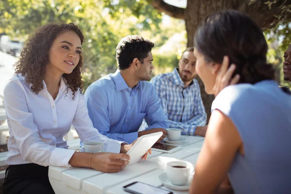 Grupo de amigos interactuando entre sí — Foto de Stock