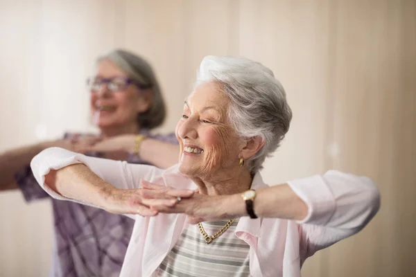 Les femmes âgées avec les mains jointes regardant loin — Photo