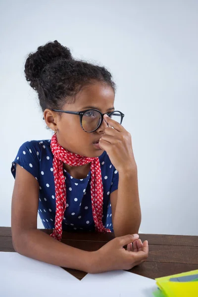 Doordachte meisje imiteren als zakenvrouw — Stockfoto