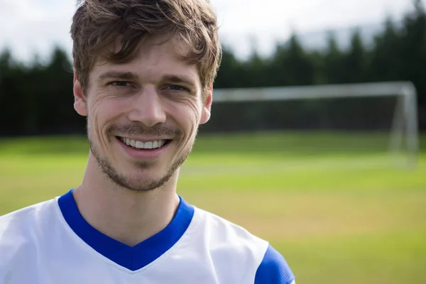 Jogador de futebol masculino sorridente — Fotografia de Stock