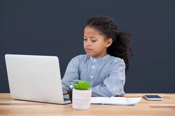 Zakenvrouw met krullend haar met behulp van laptop — Stockfoto