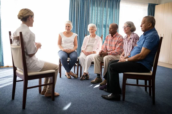 Arts met senior mensen zitten op stoelen — Stockfoto