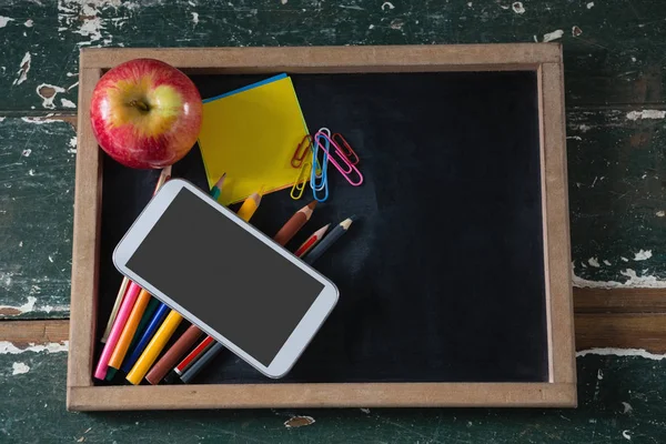 Varios artículos de papelería con manzana y teléfono — Foto de Stock