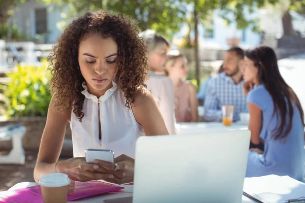 Hermosa mujer usando el teléfono móvil — Foto de Stock