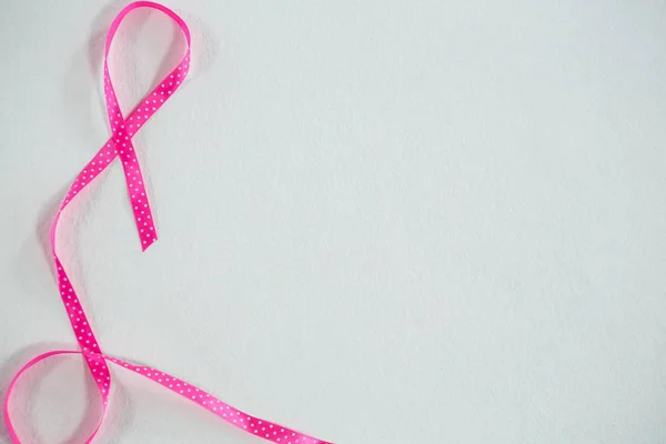 Ruban de sensibilisation au cancer du sein à taches roses — Photo