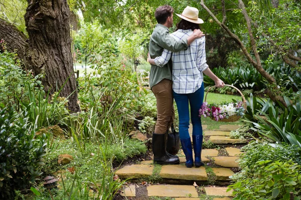 Couple standing with basket — Stock Photo, Image