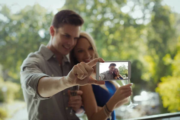 携帯電話のカップル撮影 Selfie — ストック写真