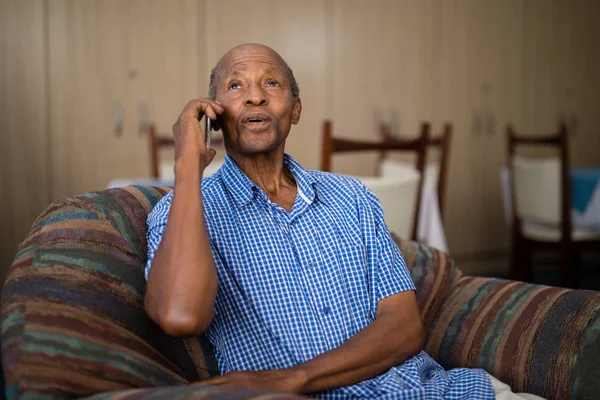 Senior telefoniert — Stockfoto