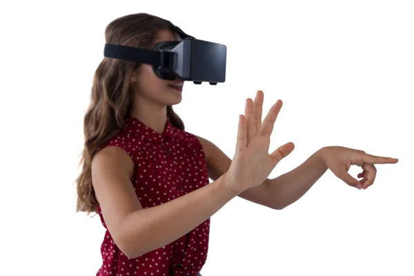 Menina adolescente usando fone de ouvido realidade virtual — Fotografia de Stock