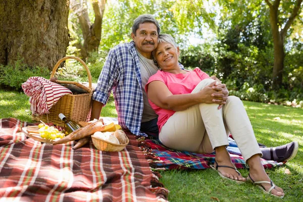 庭に座っている年配のカップル — ストック写真