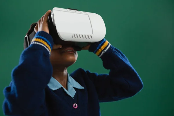 Estudante usando fone de ouvido realidade virtual — Fotografia de Stock