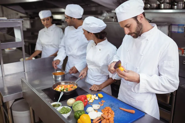 Chef che controlla il cibo dal cucchiaio — Foto Stock