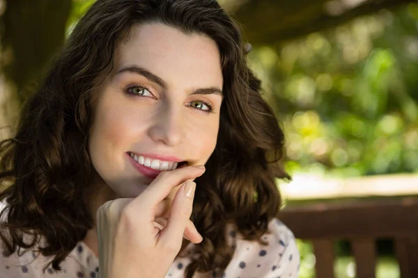 Portret van lachende vrouw in tuin — Stockfoto