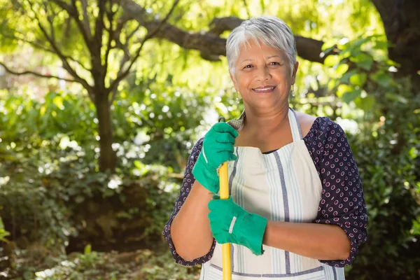 Senior vrouw permanent in tuin — Stockfoto
