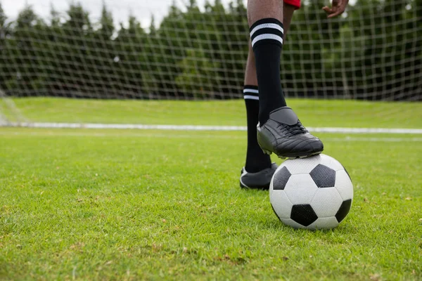 Mužské fotbalové hráče s míčem na hřišti — Stock fotografie