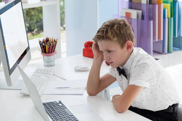 Empresário atencioso com laptop na mesa — Fotografia de Stock