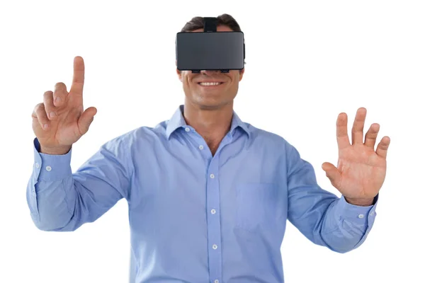 Hombre de negocios sonriente usando gafas vr —  Fotos de Stock