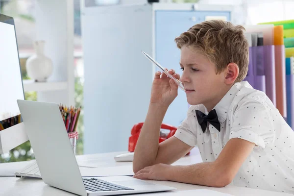 Confident serious businessman with pen — Stock Photo, Image