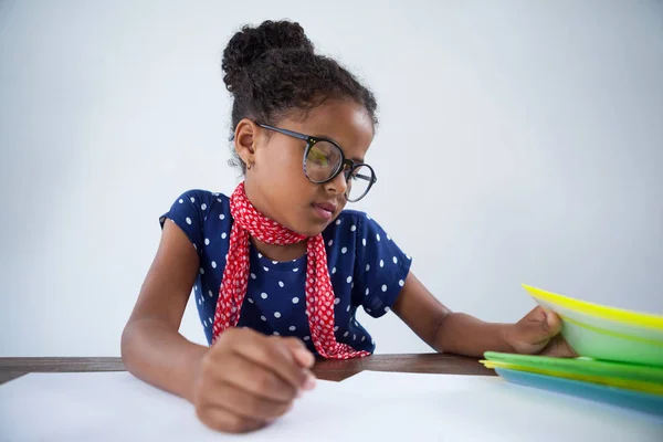 Meisje als zakenvrouw kijken naar bestanden — Stockfoto