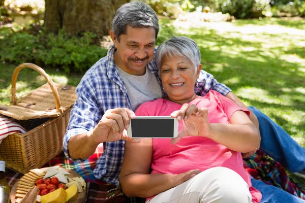 Seniorenpaar macht ein Selfie — Stockfoto