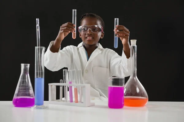 Colegiala haciendo un experimento químico — Foto de Stock