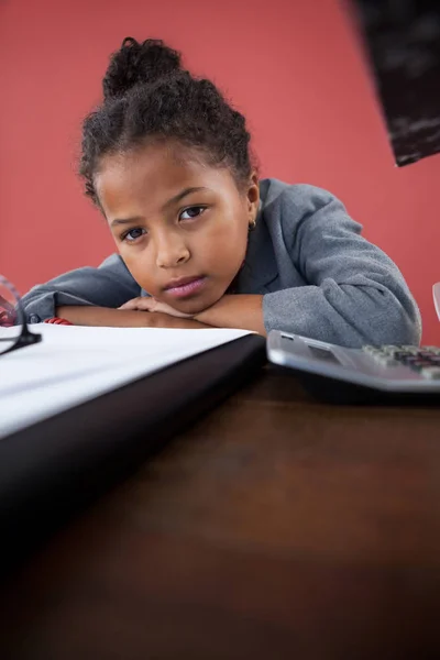 Zakenvrouw leunend op Bureau — Stockfoto