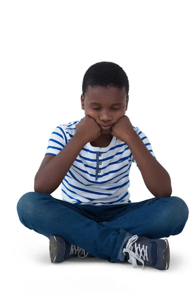 Smutny chłopiec siedzi na podłodze — Zdjęcie stockowe