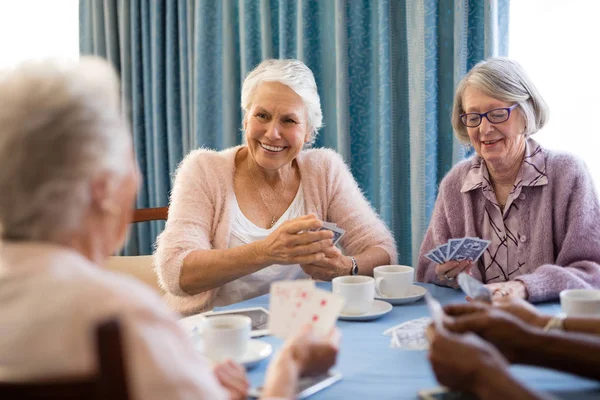 Seniores amigos do sexo feminino jogar cartas — Fotografia de Stock