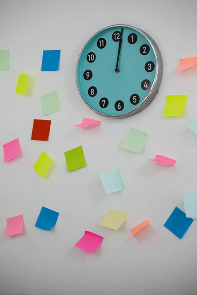 Notas adhesivas con reloj en pared —  Fotos de Stock