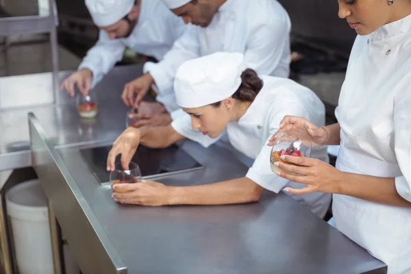 Chef che finiscono dessert in vetro a ristorante — Foto Stock