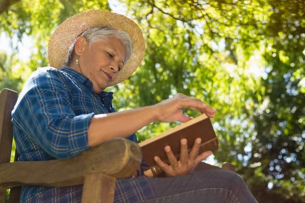 Ηλικιωμένη γυναίκα που διαβάζει βιβλίο — Φωτογραφία Αρχείου
