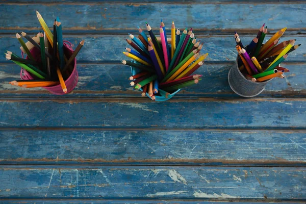 Crayons de couleur disposés dans le porte-crayon — Photo