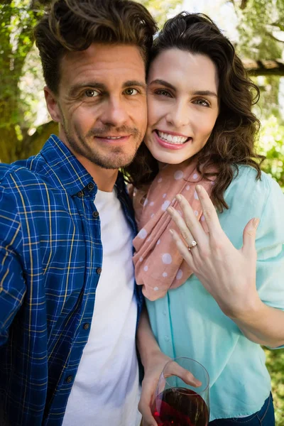 Porträt eines romantischen Paares mit einem Glas Rotwein — Stockfoto