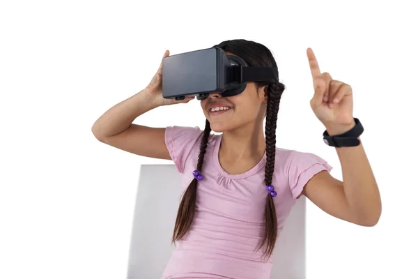 Menina usando fone de ouvido realidade virtual — Fotografia de Stock