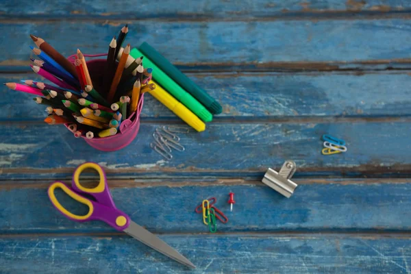 Varios útiles escolares en mesa de madera —  Fotos de Stock