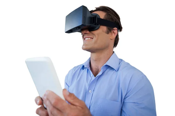 Hombre de negocios con la tableta usando gafas vr —  Fotos de Stock